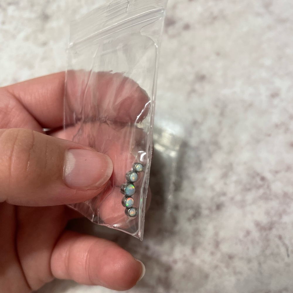Neometal push in top post (opal)